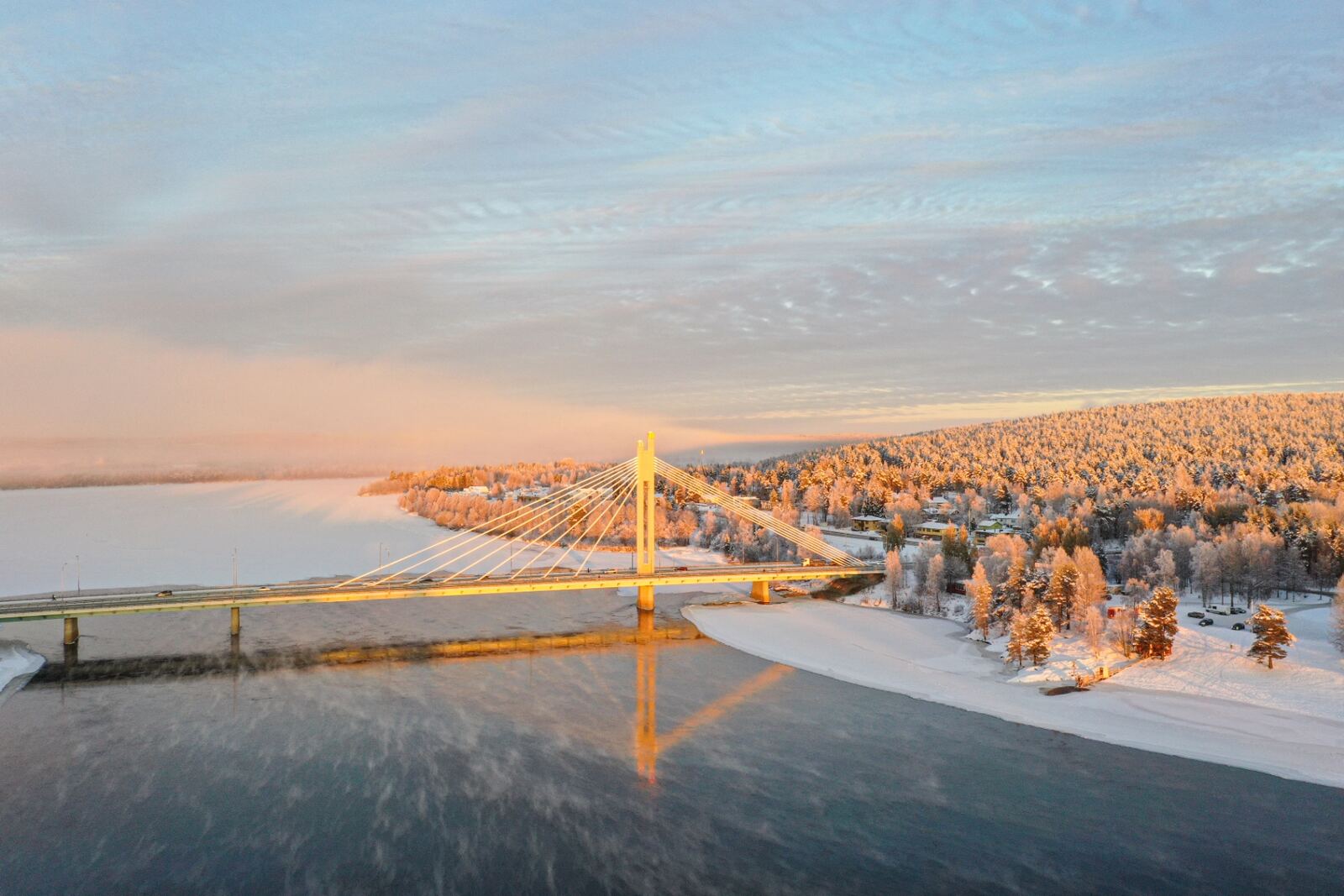 Jätkänkynttilä-silta Rovaniemellä talvisessa auringonlaskussa